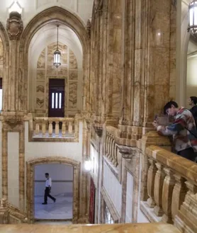 Imagen secundaria 2 - Arriba, el Palacio Maudes;  a la izquierda, la Casa Cisneros en la Plaza de la Villa;  derecha, Cuartel General de la Marina