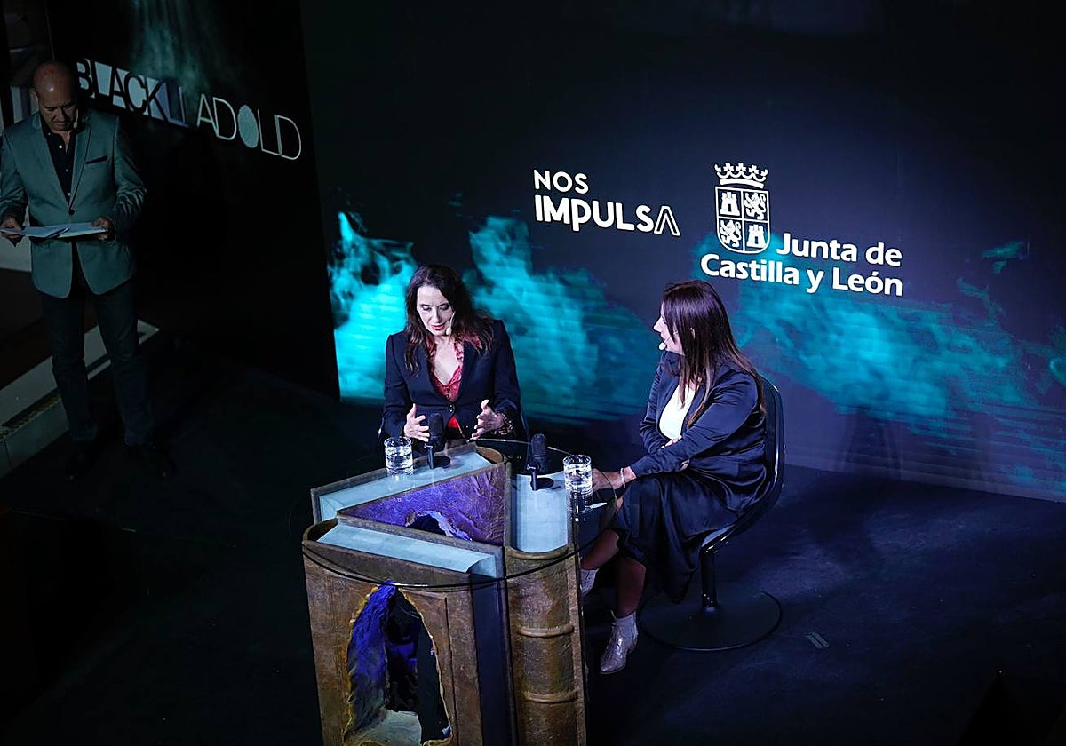 Luz Casal y Doloeres Redondo durante su intervención