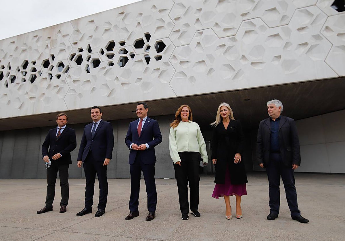 El alcalde y el presidente de la Junta, con Francesca Thyssen en la firma del acuerdo