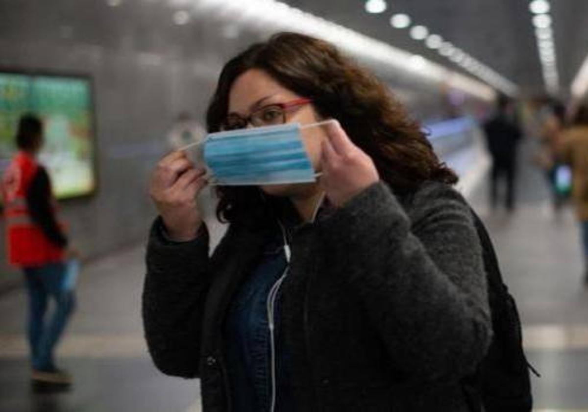 Una chica se coloca una mascarilla