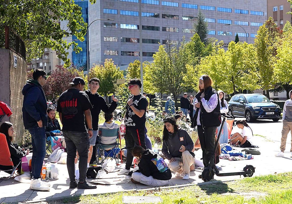 Primeros seguidores de Quevedo haciendo cola en la Feria de Muestras, Valladolid