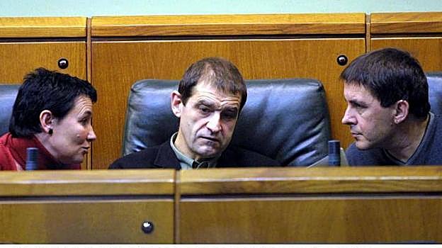 En el centro, Josu Ternera en el Parlamento Vasco