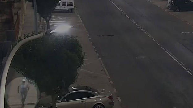 Imagen del agresor emprendiendo su huida tras zafarse la joven