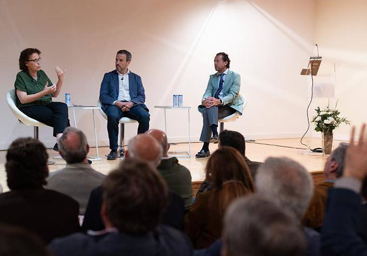 Santiago Saura, en el centro de la imagen, durante la presentación de la plataforma