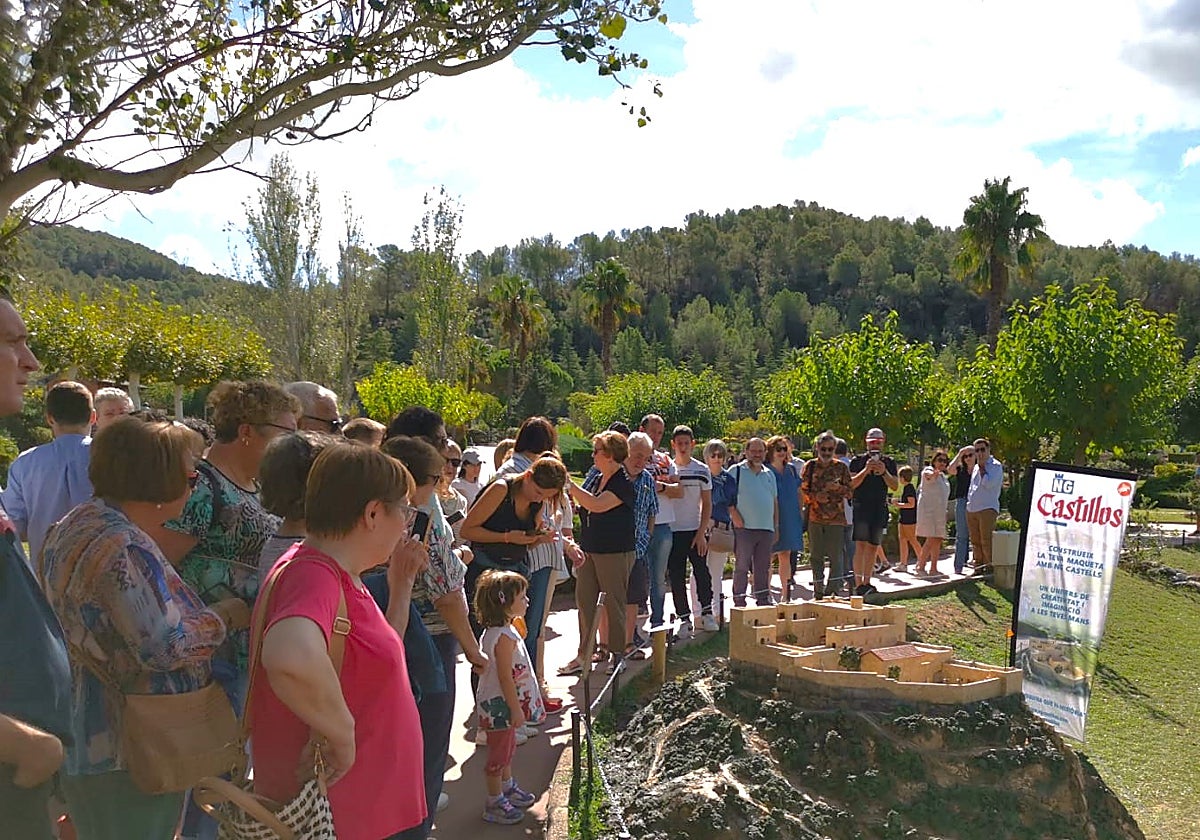 Medio centenar de miravetanos han acompañado a su alcalde en la inauguración de la maqueta del Castillo de Miravet