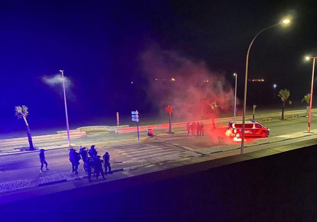 Una barricada y policías repeliendo un ataque en los graves disturbios de La Línea de 2021