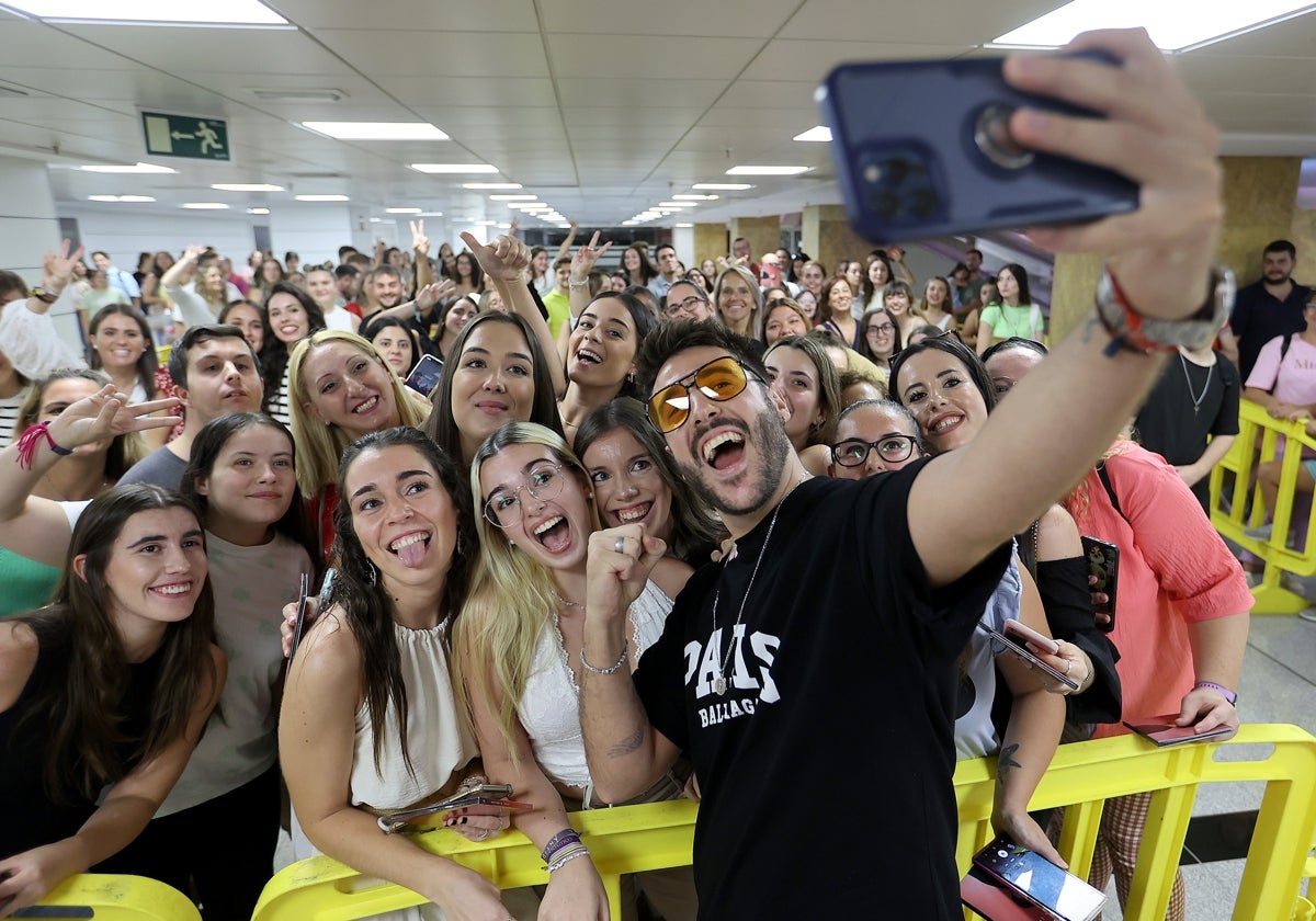 El artista, esta semana con fans durante una firma de discos