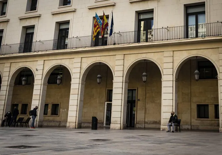 Plaza del Ayuntamiento con el edificio de la Audiencia Provincial de Alicante, sede del juicio.