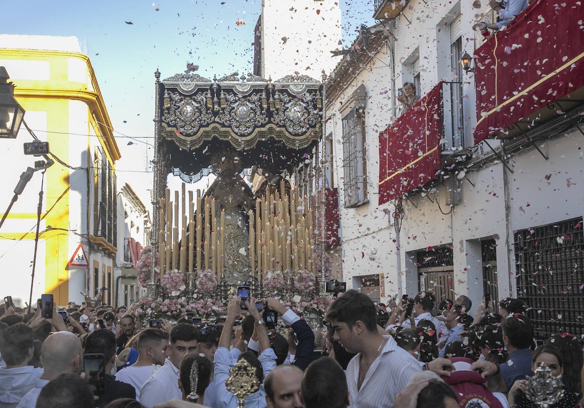 Petalada a la Virgen de los Desamparados, bajo palio y con San Juan, en la calle Agustín Moreno, en los primeros compases de su salida extraordinaria este sábado