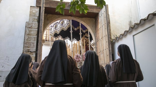 Las religiosas del convento de Santa Cruz, ante le palio