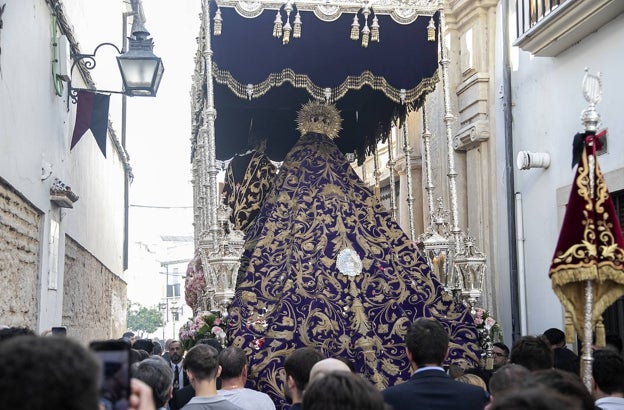 El palio visto desde la trasera, con el manto dorado de las Angustias