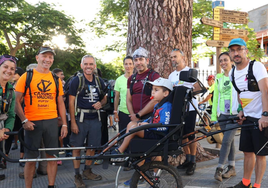 Una silla adaptada llevará a niños con cáncer a recorrer el Camino de Santiago de Gran Canaria