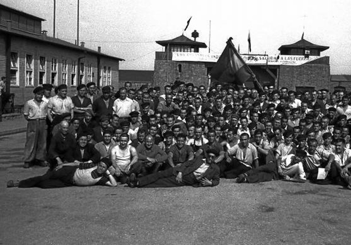 Imagen de los presos del campo de concentración el día de la liberación del ejército estadounidense