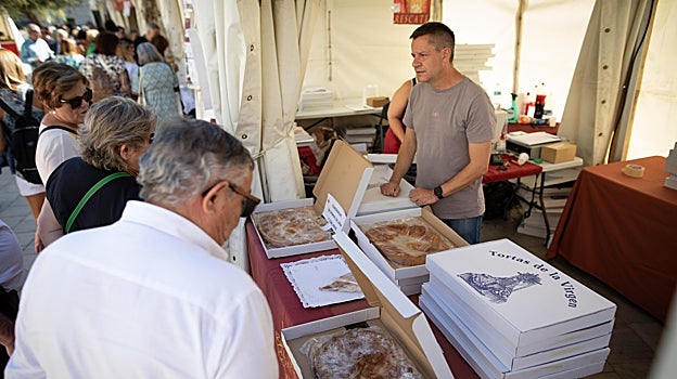 Uno de los puestos de venta de la tradicional Torta de la Virgen