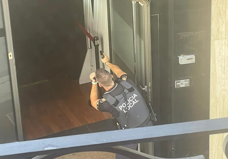 Un agente de la Policía Local durante la intervención en la casa de apuestas para detener al atracador armado.