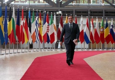 Moncloa se lava las manos y carga a Albares la orden de llevar el catalán a la UE