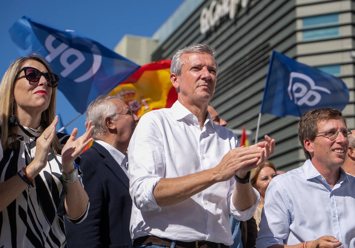 Alfonso Rueda, junto a otros líderes populares, el domingo, en Madrid