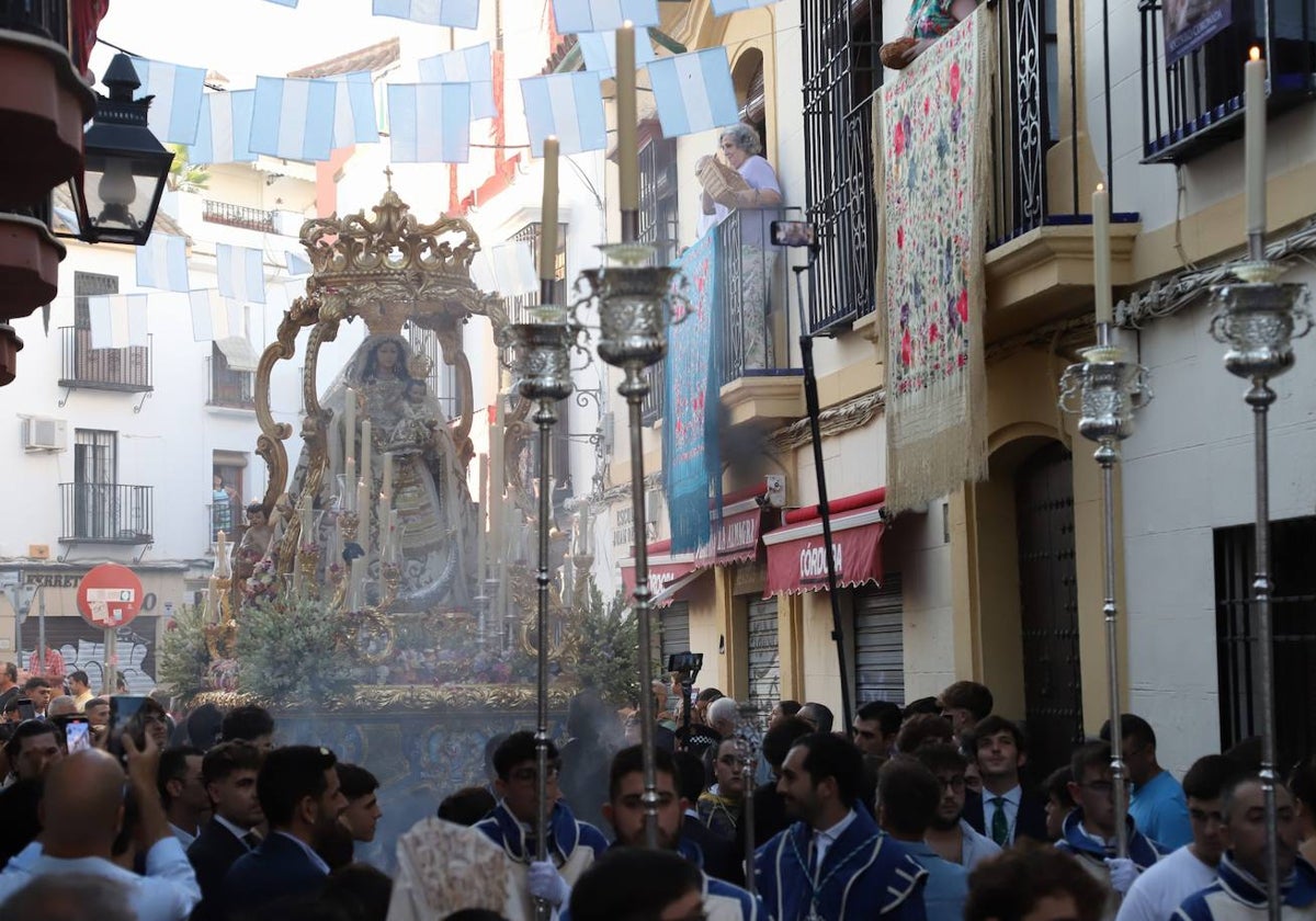 Nuestra Señora del Socorro, durante su procesión de este domingo, por calles engalanadas