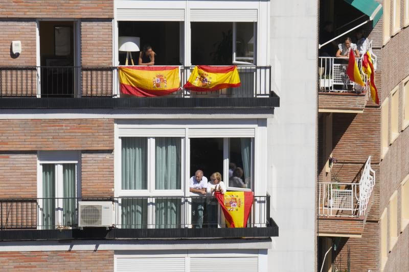 Algunos vecinos de la Plaza Felipe II han seguido el acto asomados desde sus balcones