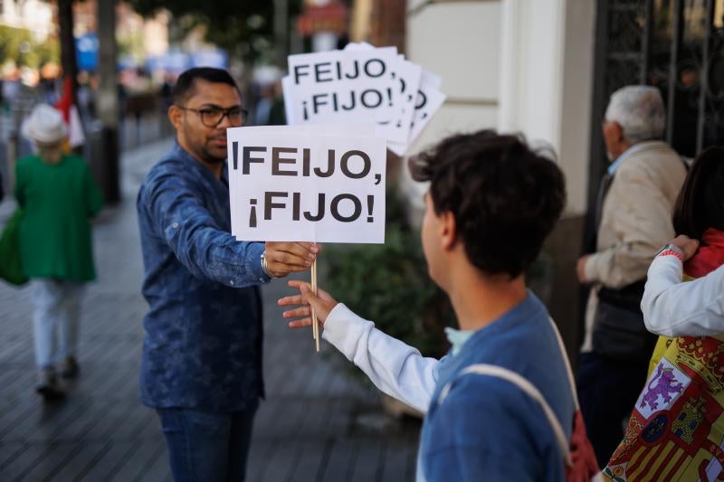 Un hombre reparte carteles con uno de los lemas que se ha visto más durante la convocatoria