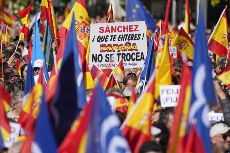 Detalle de una de las pancartas que porteaba uno de los asistentes al acto del PP, que pretende defender la igualdad de todos los españoles