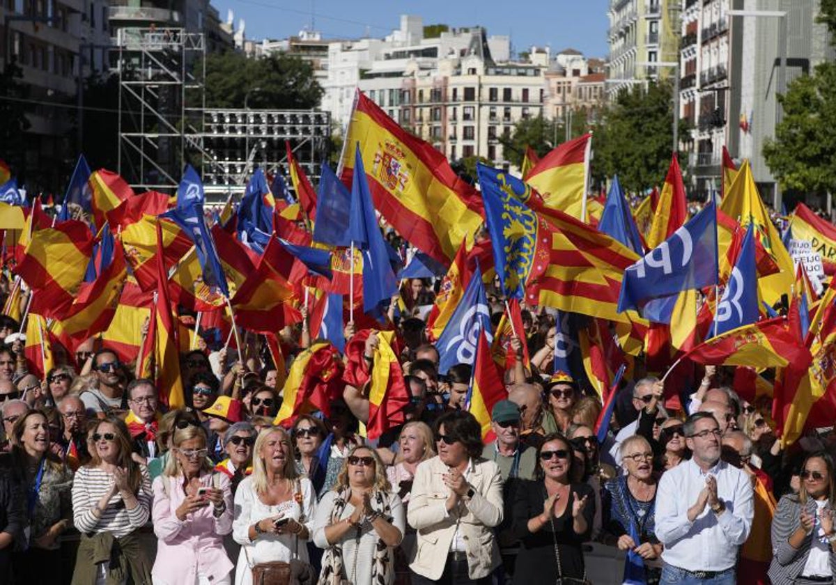 Múltiples de manifestantes durante la manifestación de este domingo contra la amnistía