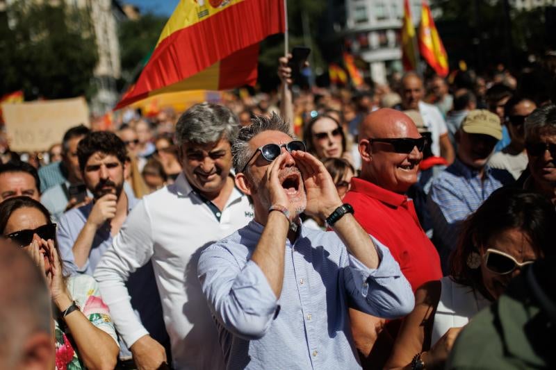 Un concentrado, lanzando un cántico en medio del acto, que ha reunido a la plana mayor del PP 