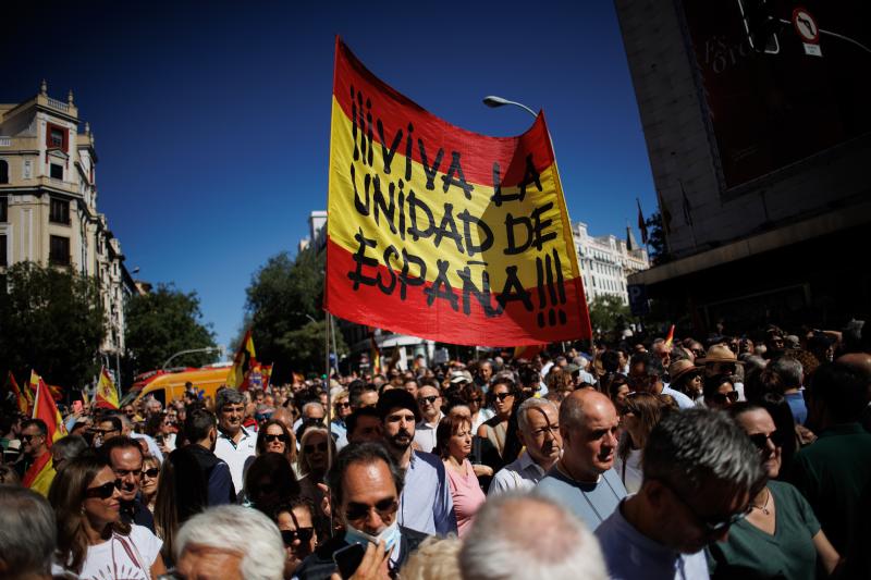 Una bandera con un claro mensaje que se ha visto en la plaza Felipe II, que se ha llenado con la concentración cívica