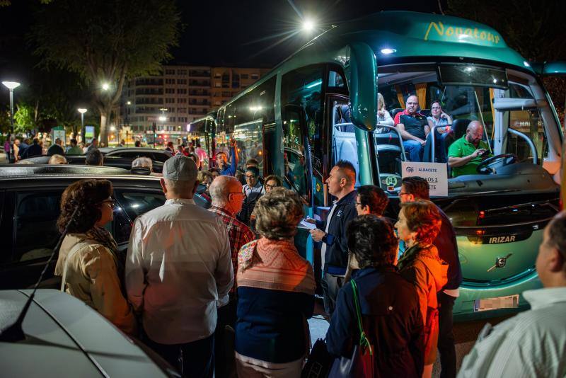 Desde Albacete han venido más de un bus. Los asistentes, en la foto esperando a subir a los vehículos, han salido de la capital en plena madrugada