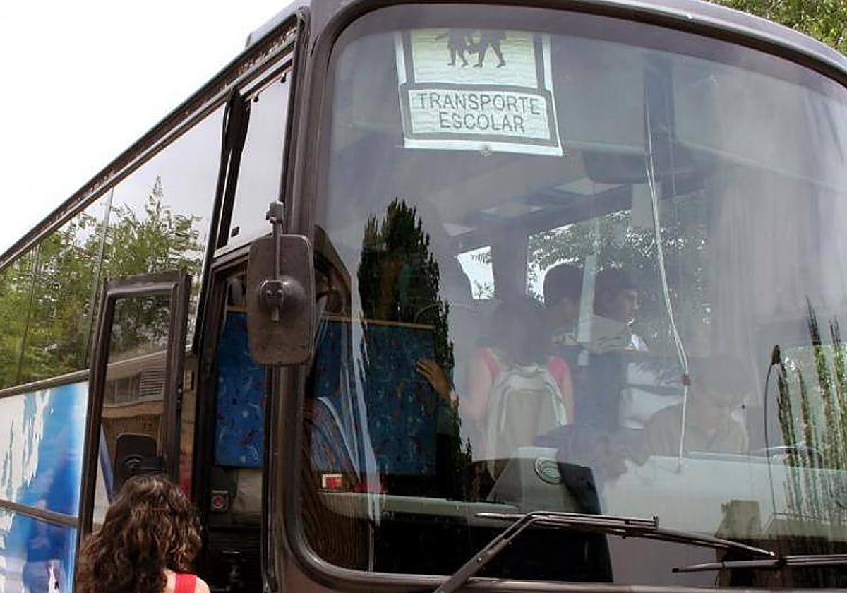 Varios jóvenes acceden a un autobús escolar en una imagen de archivo