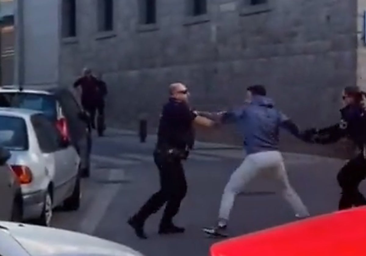 El joven agrediendo a un agente de Colmenar