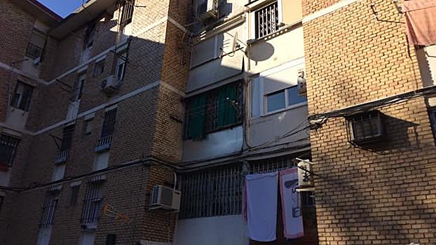 Imagen del bloque de la calle Úbeda en el que se vende un piso por 33.000 euros