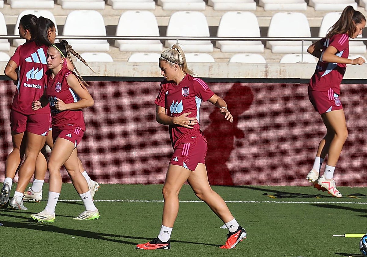 Las jugadoras de la selección española se ejercitan en El Arcángel