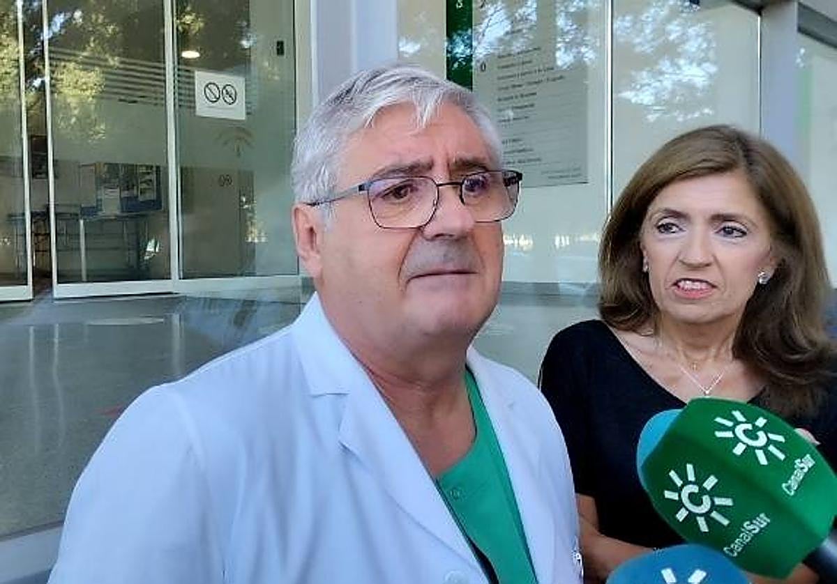 El doctor Rafael Sánchez, con la delegada de Salud, María Jesús Botella
