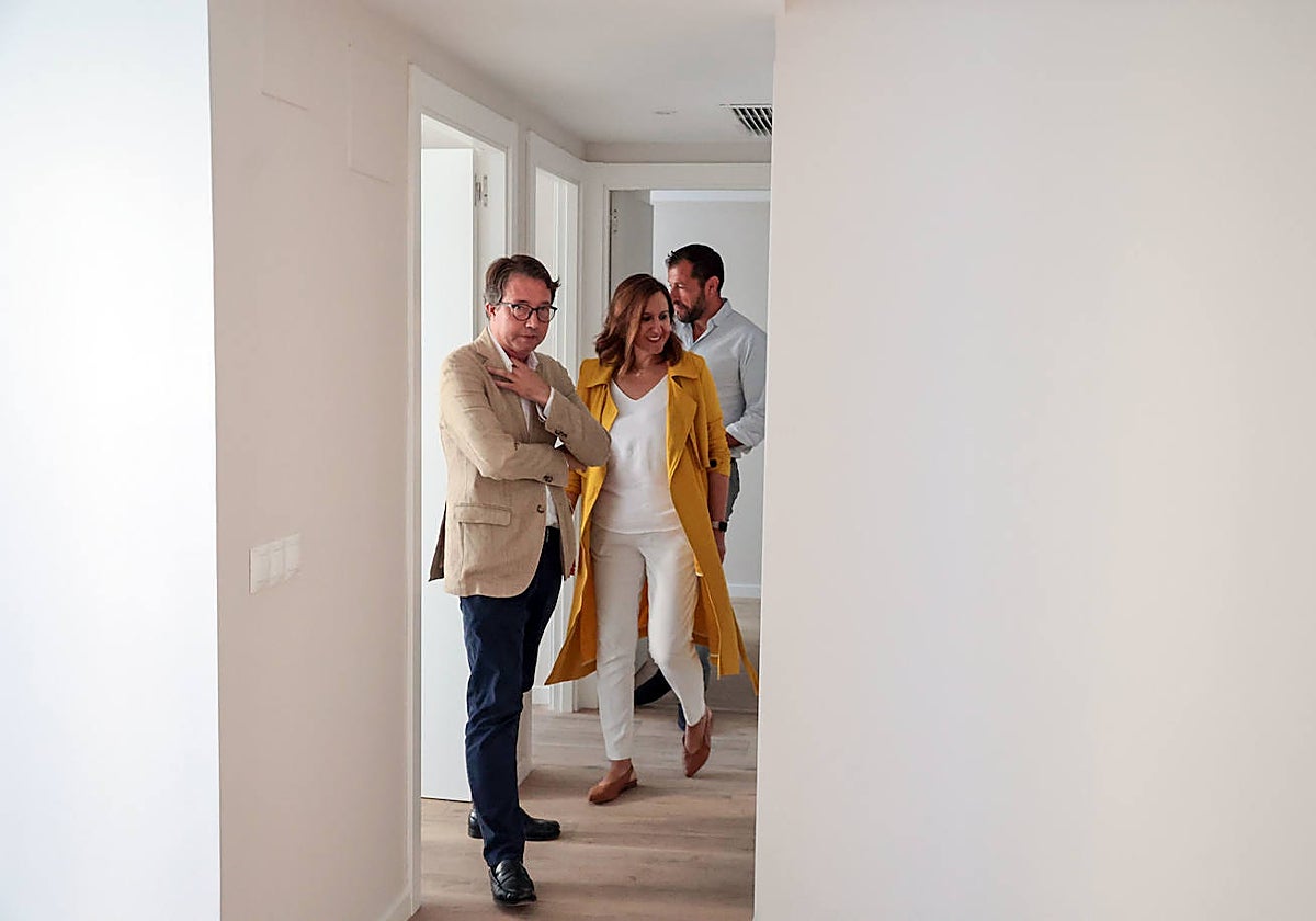 Imagen de la alcaldesa de Valencia, María José Catalá, este lunes durante su visita al edificio adquirido para viviendas de alquiler