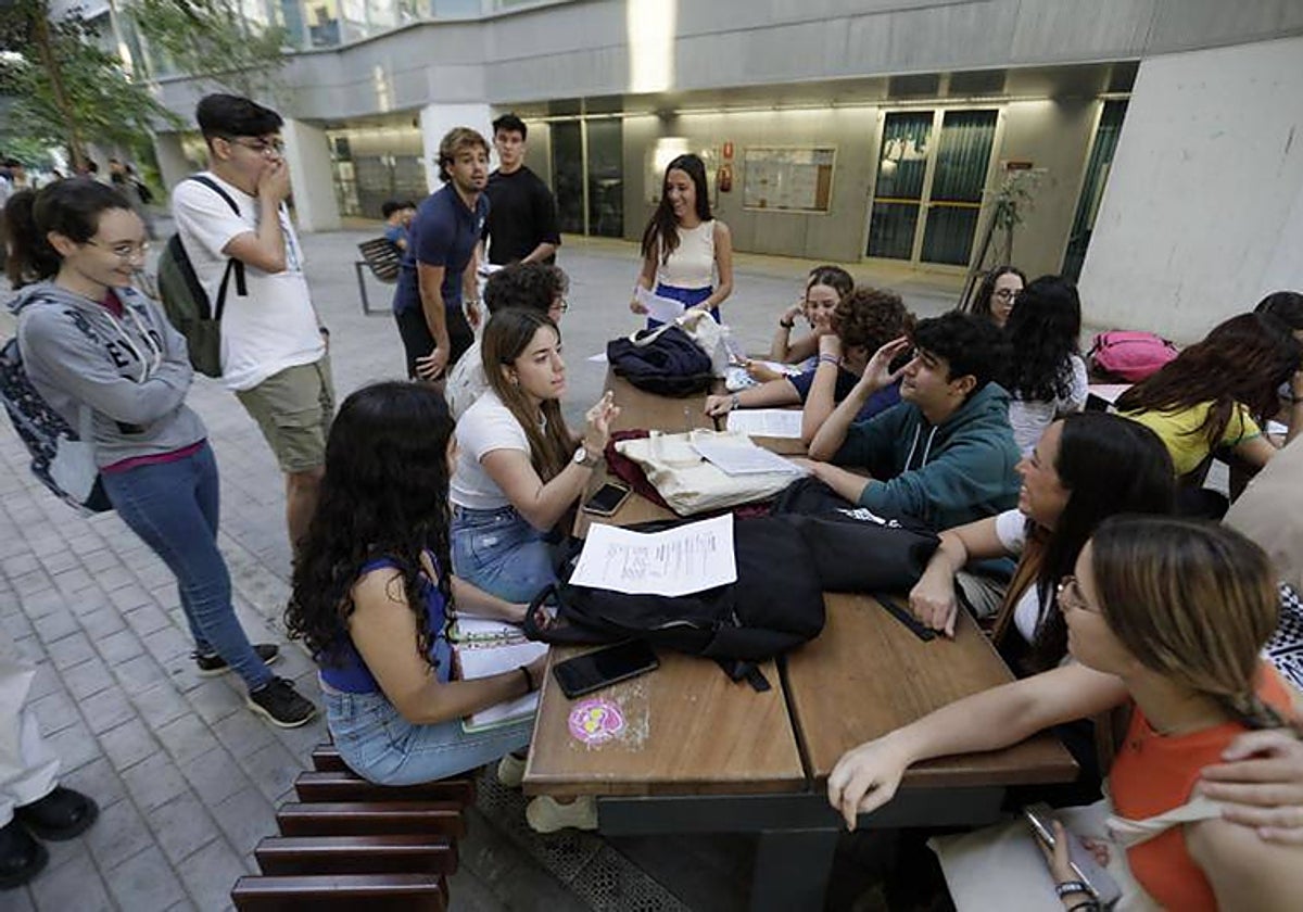 Alumnos en la puerta de la facultad en una imagen de archivo