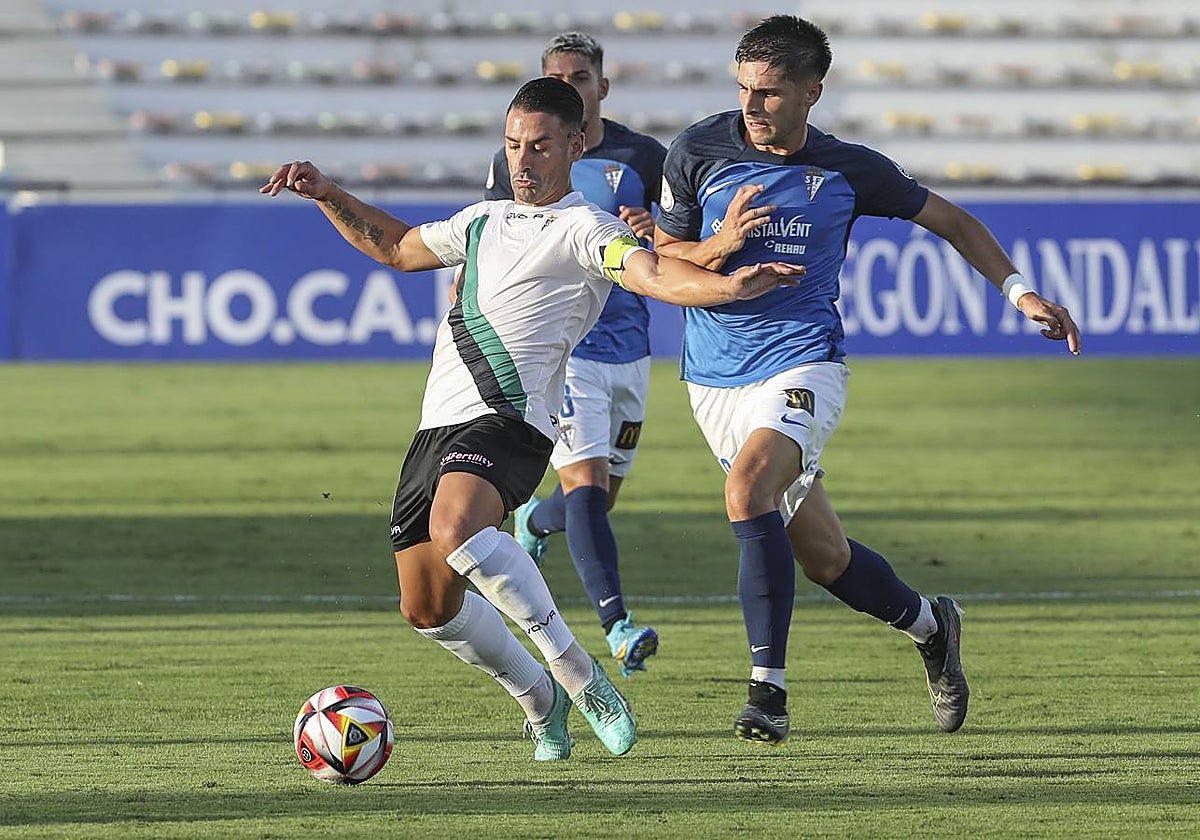 Kike Márquez durante una acción del partido ante el San Fernando esta temporada