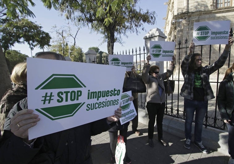Imagen de archivo de una manifestación contra el Impuesto de Sucesiones en el Parlamento de Andalucía