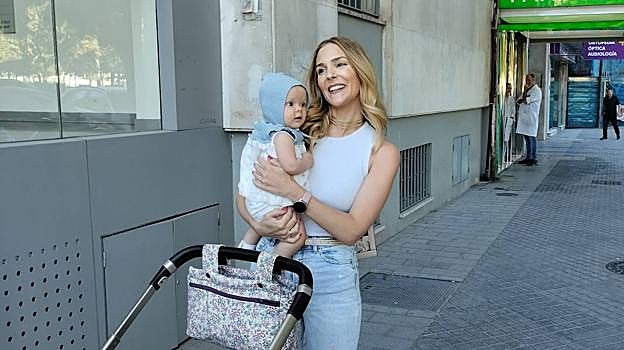 Cristina Varo con su hija Sofía en el centro de salud Centro de Córdoba