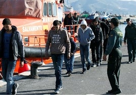 La Guardia Civil intercepta a 76 migrantes que huyeron tras alcanzar la costa de Granada en patera