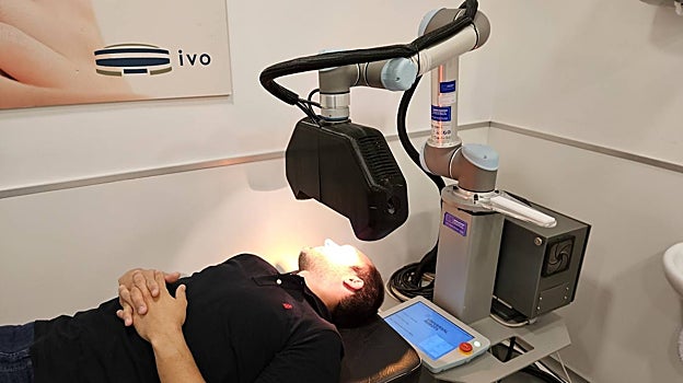 Imagen del robot trabajando sobre un paciente en el IVO de Valencia