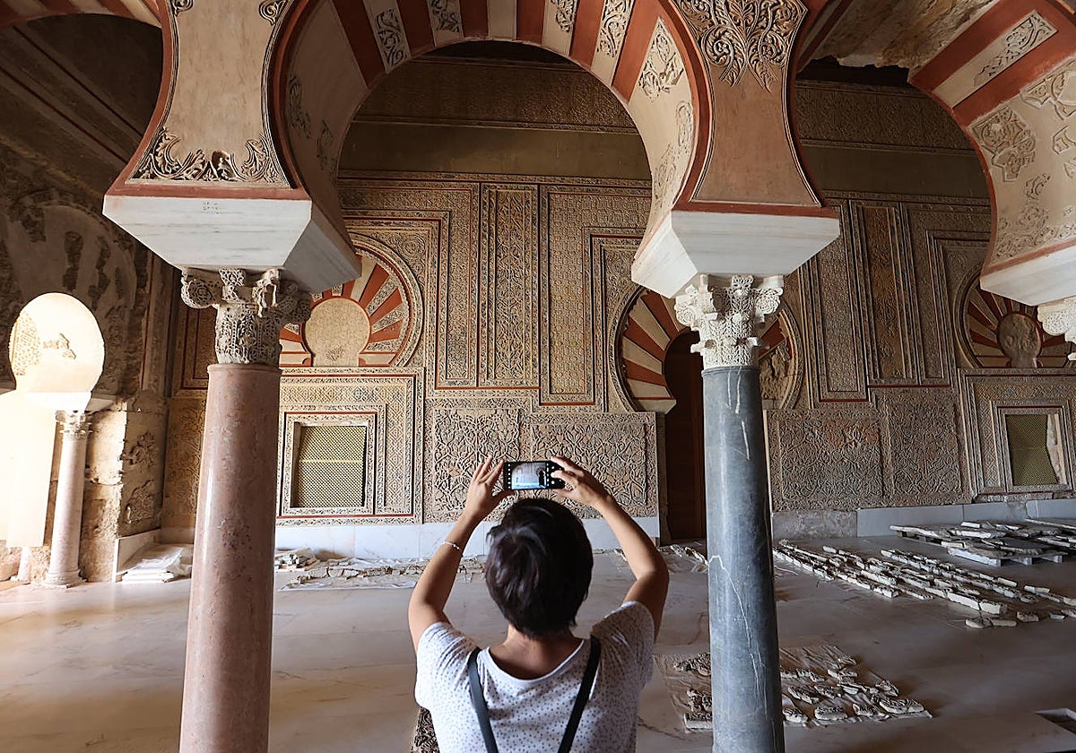 Imagen del Salón Rico de Medina Azahara, tomada durante la presentación de las visitas