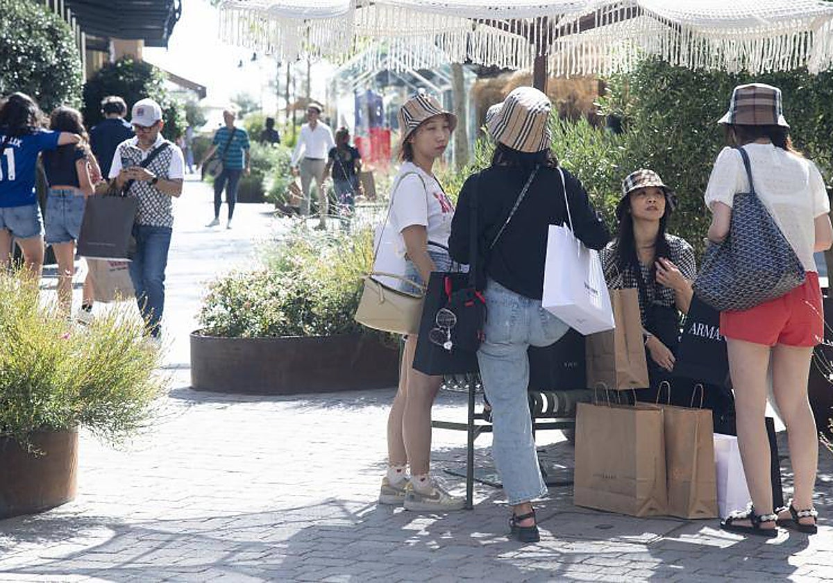 Turistas asiáticas de compras en una zona comercial de Las Rozas, en la Comunidad de Madrid