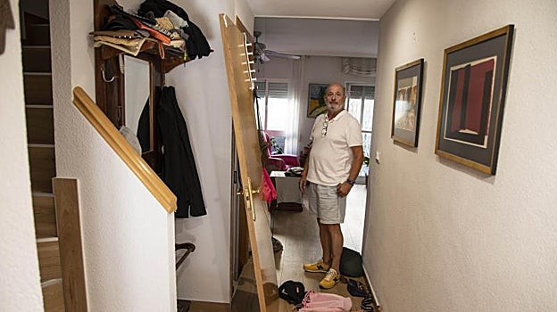 Enrique, junto a una puerta interior de su casa arrancada de cuajo por la onda expansiva.