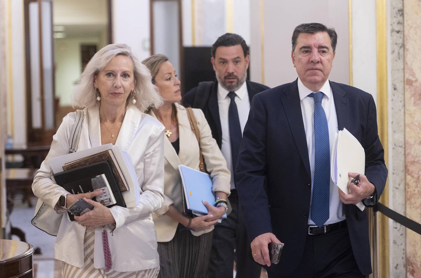 La vicepresidenta cuarta de la Mesa del Congreso, Marta González Vázquez; la secretaria cuarta, Carmen Navarro; el diputado del PP Guillermo Mariscal y el vicepresidente segundo, José Antonio Bermúdez, a su llegada a una reunión de la Mesa del Congreso