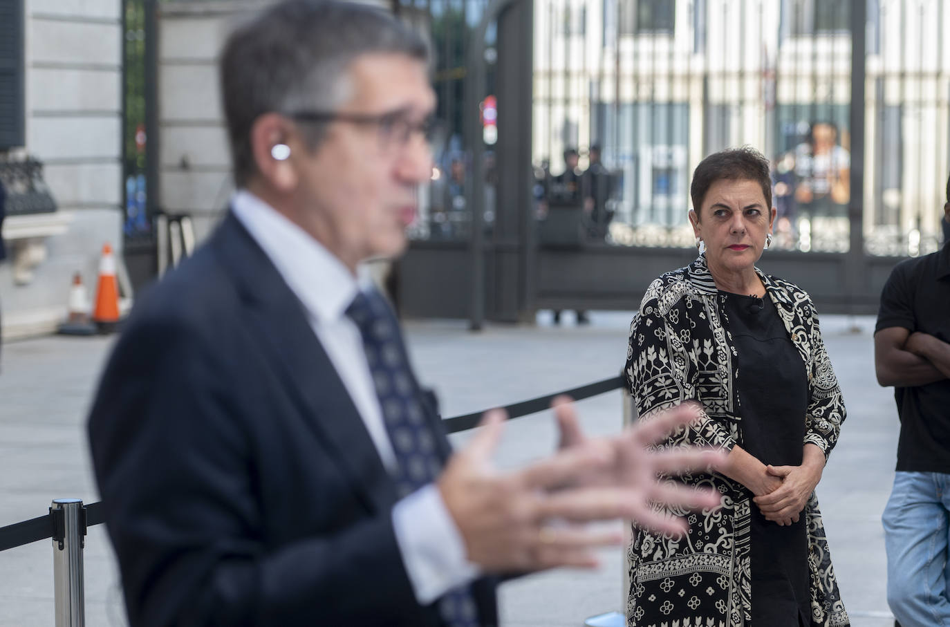 La portavoz de EH Bildu en el Congreso de los Diputados, Mertxe Aizpurua durante unas declaraciones ofrecidas por el portavoz del PSOE en el Congreso, Patxi López a su llegada a la primera sesión del debate de investidura del líder del PP, en el Congreso de los Diputados