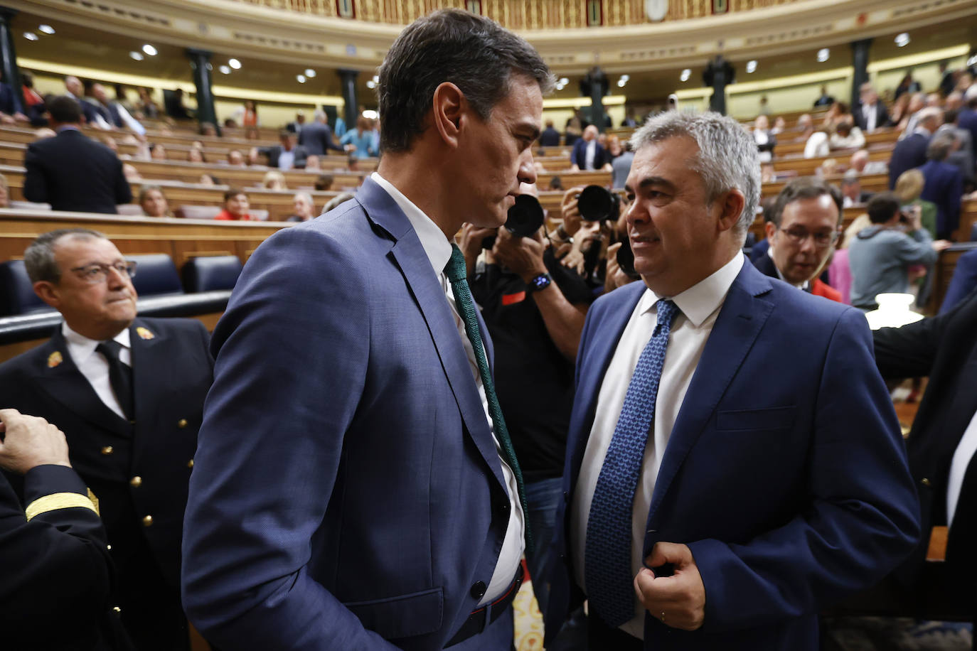 El presidente del Gobierno en funciones, Pedro Sánchez conversa con el secretario de organización del PSOE y diputado, Santos Cerdán 