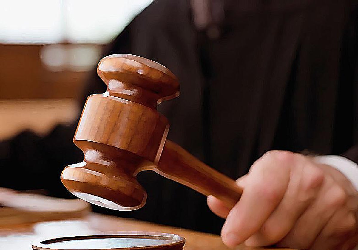 Un juez dicta sentencia en un tribunal