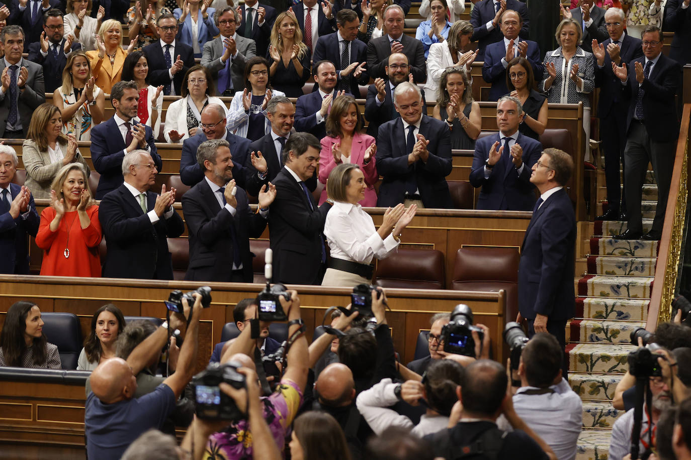 El líder del PP y candidato a la presidencia del Gobierno, Alberto Núñez Feijóo es aplaudido por sus diputados   