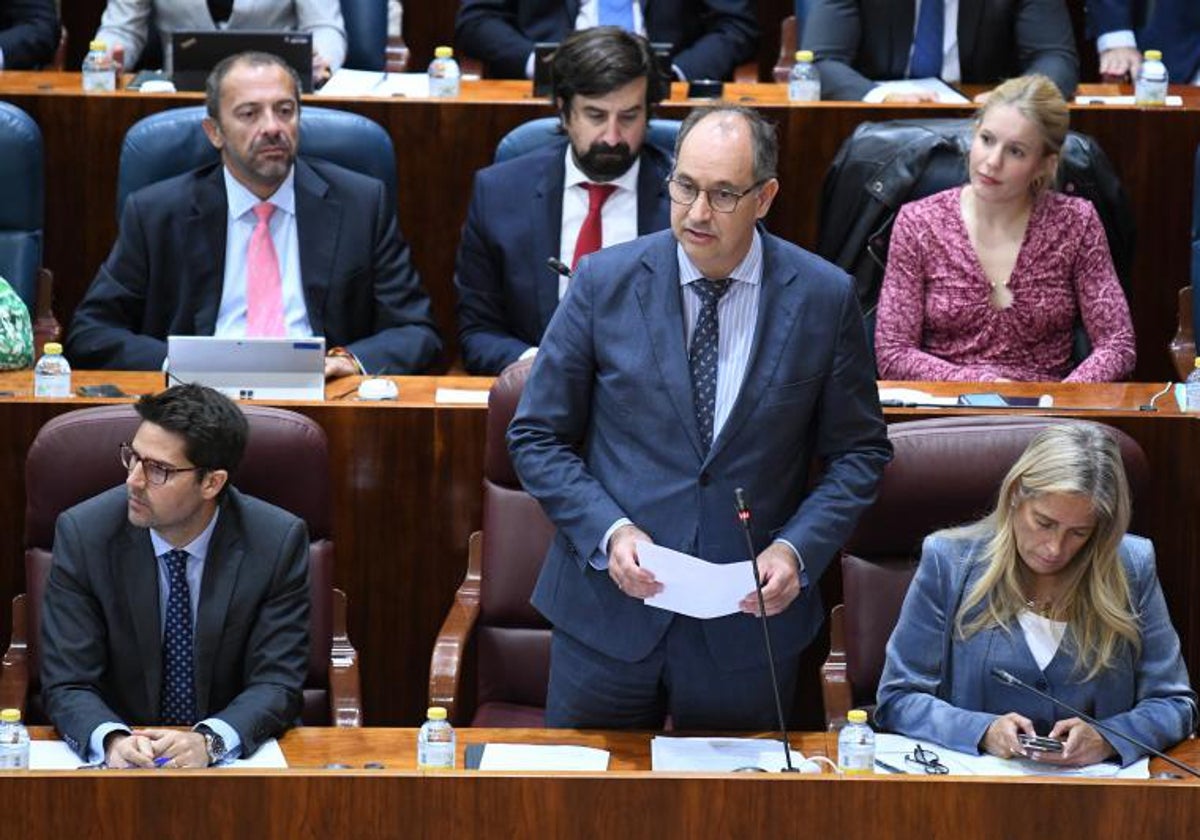 El consejero de Digitalización, Miguel Ángel López-Valverde, interviene en el último pleno de la Asamblea de Madrid